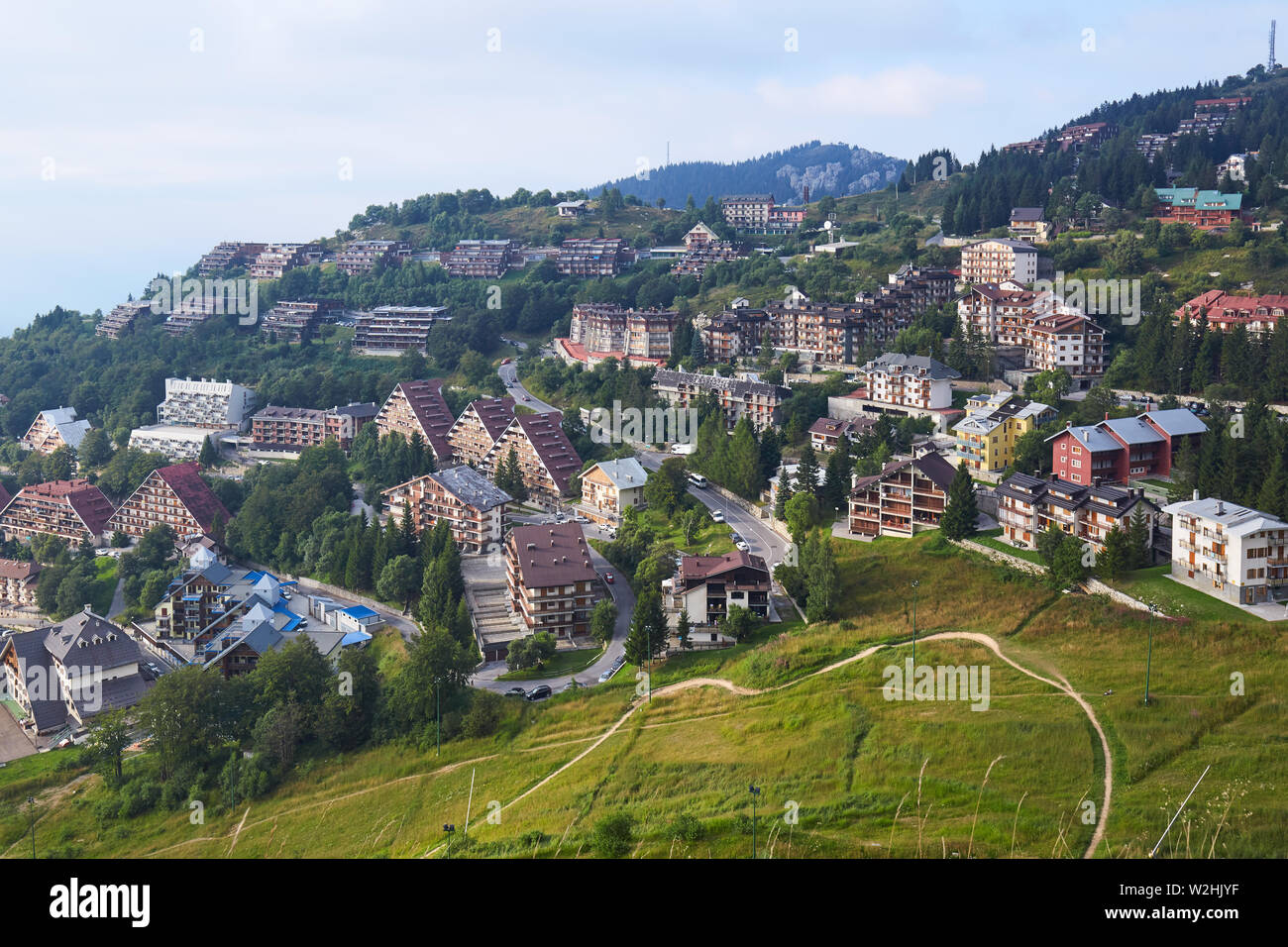 Prato Nevoso Stadt hohe Betrachtungswinkel in einem Sommertag in Prato Nevoso, Italien Stockfoto