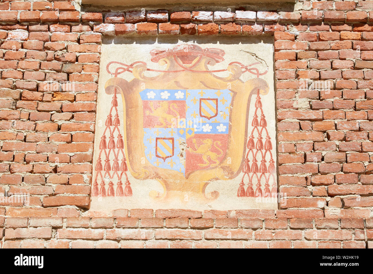 Vicoforte, Italien, 17. August 2016: Wallfahrtskirche von Vicoforte Kirche, Wappen der Freien auf seitlichen roten Ziegeln Fassade an einem sonnigen Sommertag im Piemont, Stockfoto