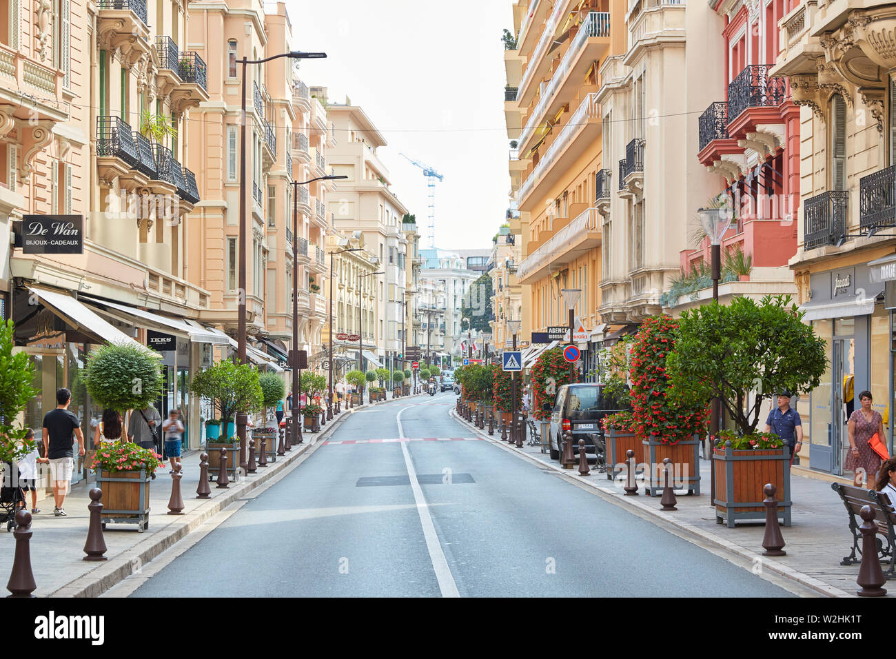 MONTE CARLO, MONACO - 19. AUGUST 2016: Einkaufsstraße in einem Sommermorgen, Menschen zu Fuß in Monte Carlo, Monaco. Stockfoto
