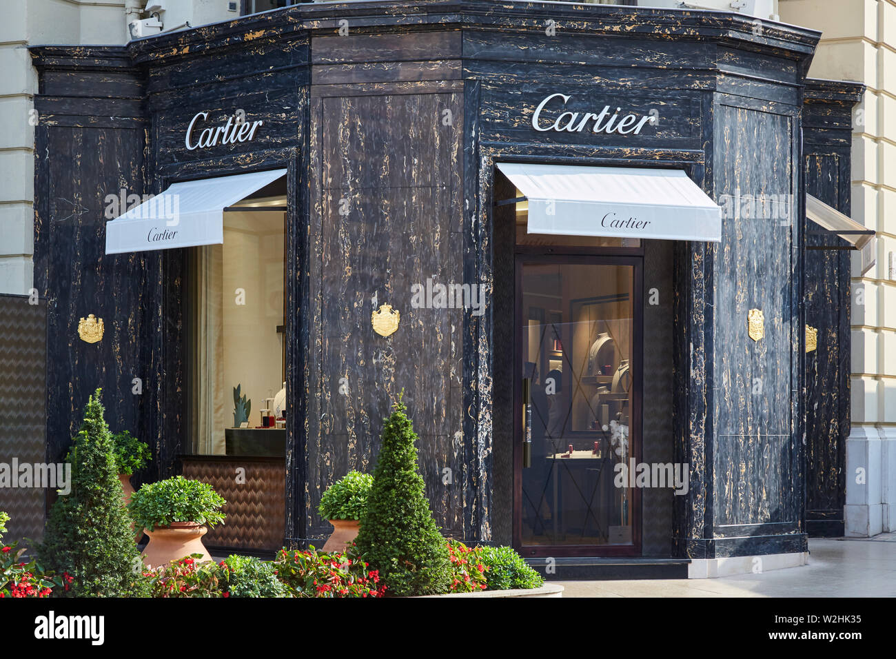 MONTE CARLO, MONACO - 19. AUGUST 2016: Cartier schmuck Luxus store mit schwarzem Marmor Fassade in Monte Carlo, Monaco. Stockfoto