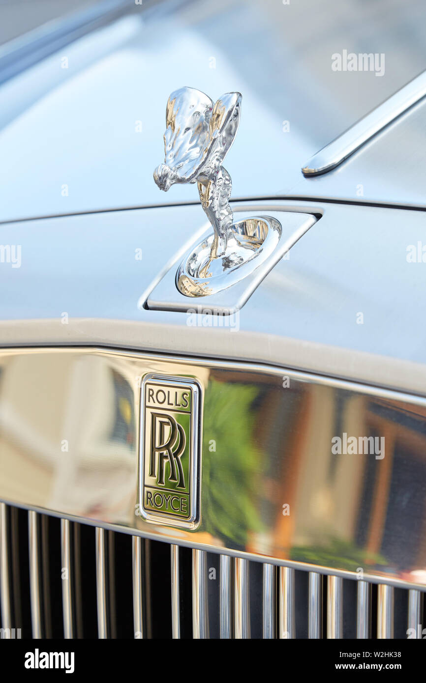 MONTE CARLO, MONACO - 19. AUGUST 2016: Rolls Royce grau Luxury Car Statue und Logo in einem Sommertag in Monte Carlo, Monaco. Stockfoto