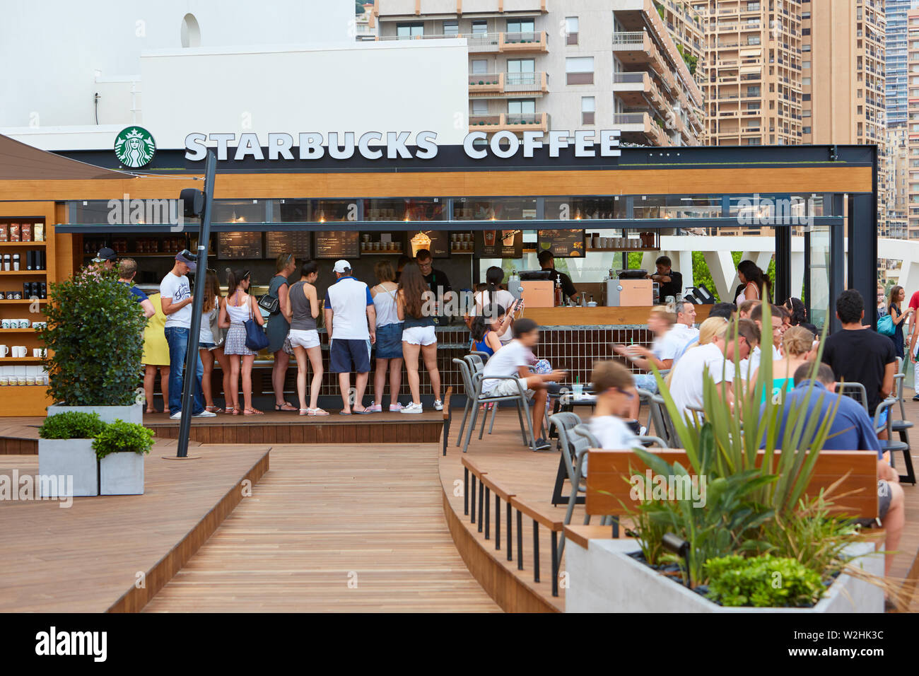 MONTE CARLO, MONACO - 19. AUGUST 2016: Kaffee von Starbucks Cafe Terrasse mit Menschen im Sommer in Monte Carlo, Monaco. Stockfoto