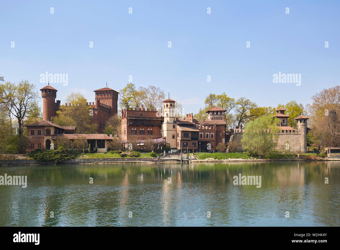 TURIN, Italien, 31. MÄRZ 2019: Borgo Medievale, mittelalterliche Dorf und Schloss mit Po an einem sonnigen Tag, Clear blue sky in Piemont, Turin, Italien. Stockfoto