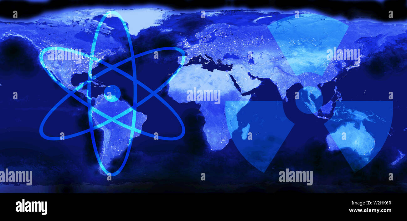 Weltkarte. Blick aus dem Weltraum. Symbole von Atom- und Radioaktivität. Friedlichen nuklearen Energiekonzept. Mixed Media Stockfoto