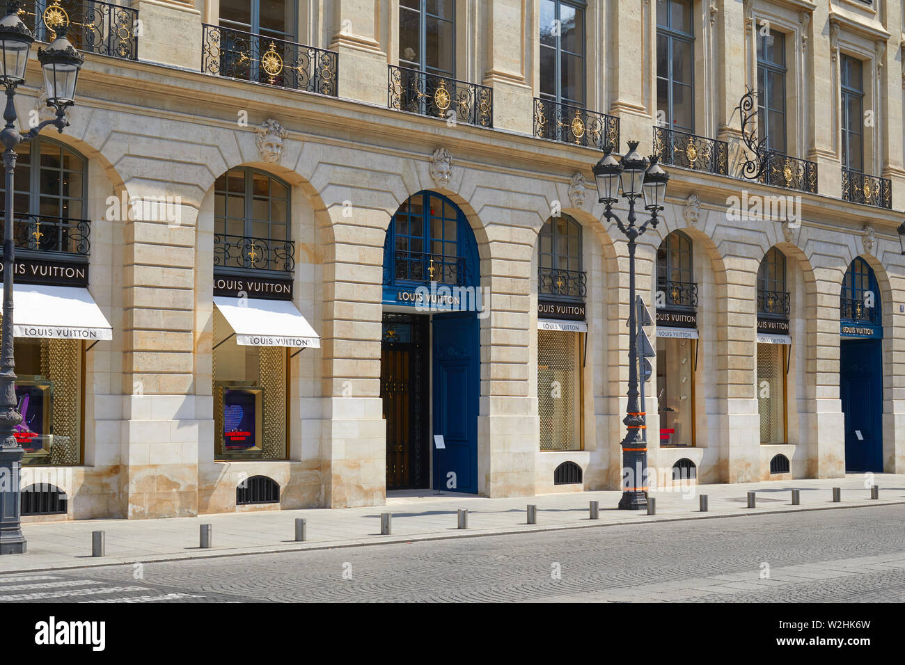 PARIS, Frankreich, 07.Juli 2018: Louis Vuitton store in place Vendôme in Paris an einem sonnigen Tag, niemand in den Morgen Stockfoto