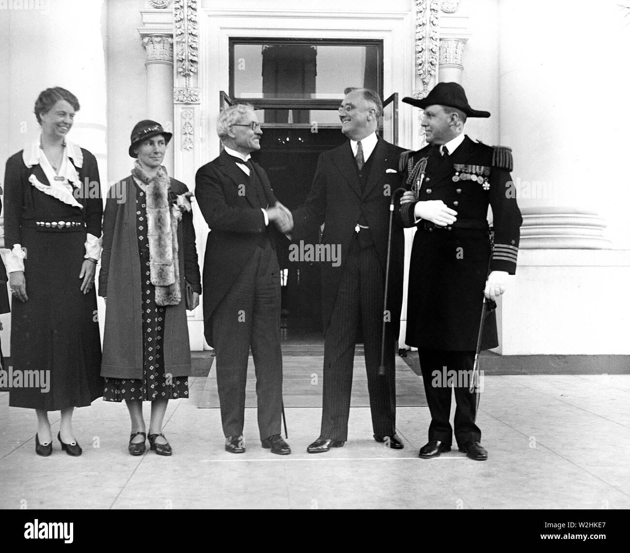 Franklin D. Roosevelt - Premierminister Ramsay MacDonald von Großbritannien, und seine Tochter Ishbel, waren eine herzliche Begrüßung durch Präsident und Frau Roosevelt im Weißen Haus heute gegeben. 1933 Stockfoto