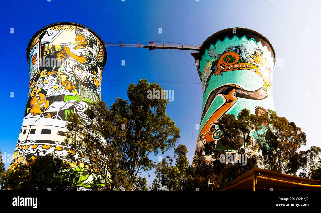Ehemalige Triebwerk, Kühlturm, ist jetzt Turm für Base Jumping. - 25-08-2013 Soweto, Johannesburg. Südafrika Stockfoto