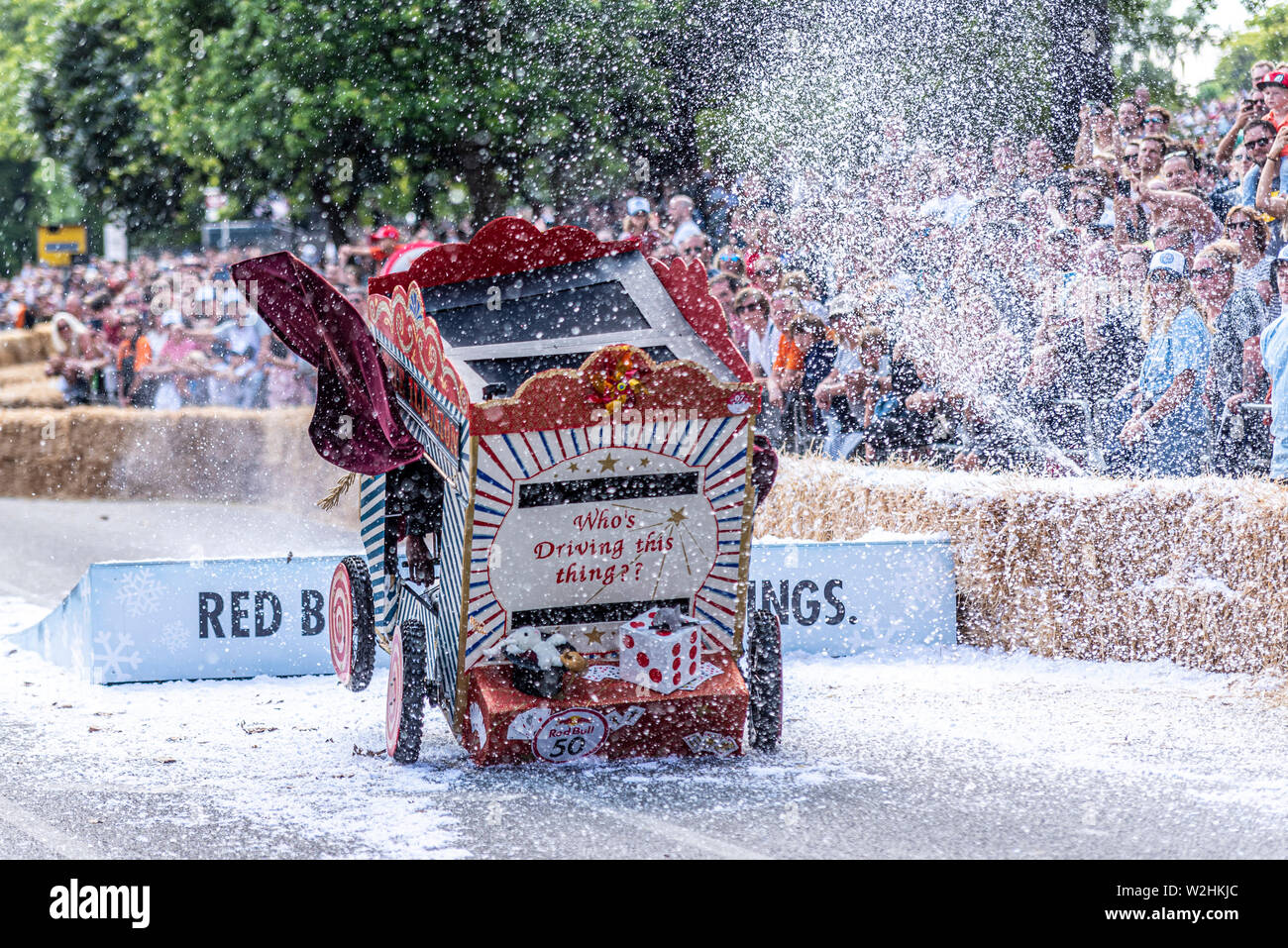 Die Illusion konkurrieren in der Red Bull Seifenkistenrennen 2019 an Alexandra Park, London, UK. Sprung über Rampe mit Menschen Stockfoto