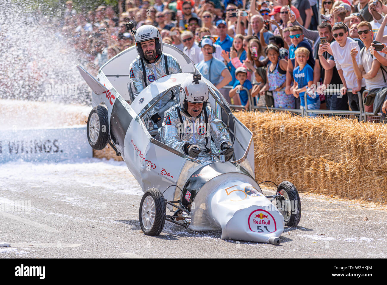 Team Apollocalyptic Mission vollendet konkurrieren in der Red Bull Seifenkistenrennen 2019 an Alexandra Park, London, UK. Sprung über Rampe zum 50-jährigen Jubiläum Stockfoto
