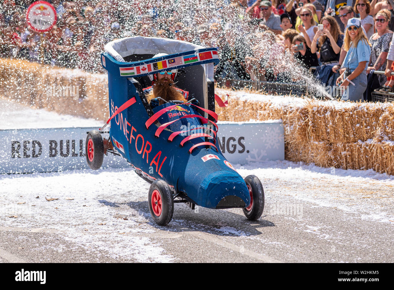 RICCIARDO'S SHUEY konkurrieren in der Red Bull Seifenkistenrennen 2019 an Alexandra Park, London, UK. Sprung über Rampe mit Menschen Stockfoto