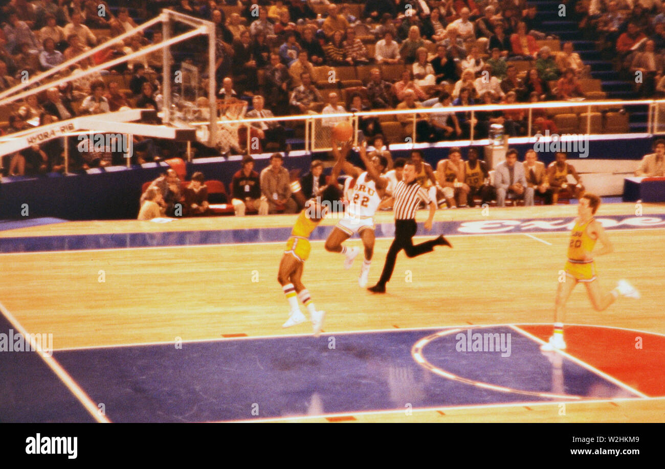 Oral Roberts University Basketball Spieler schießt einem Abtrünnigen springen während eines Spiels mit LSU Schuss Ca. 1977 Stockfoto