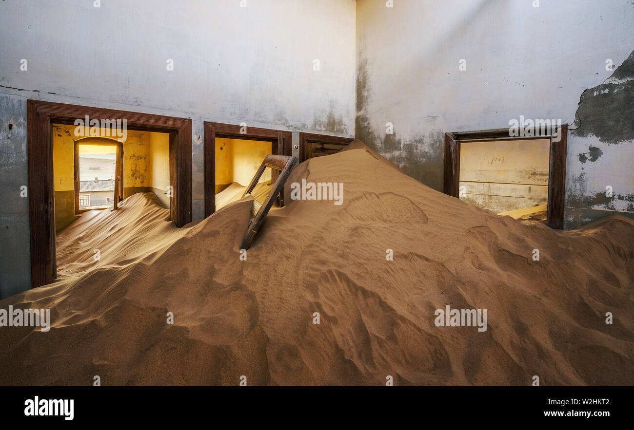 Ruinen eines Hauses mit Sand in der Minenstadt Kolmanskuppe, Namibia gefüllt Stockfoto