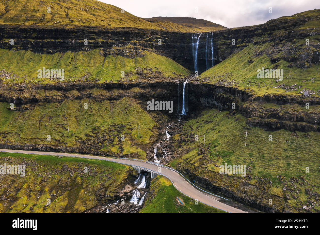 Luftaufnahme der Fossa Wasserfall auf der Insel Bordoy in den Färöer Inseln Stockfoto
