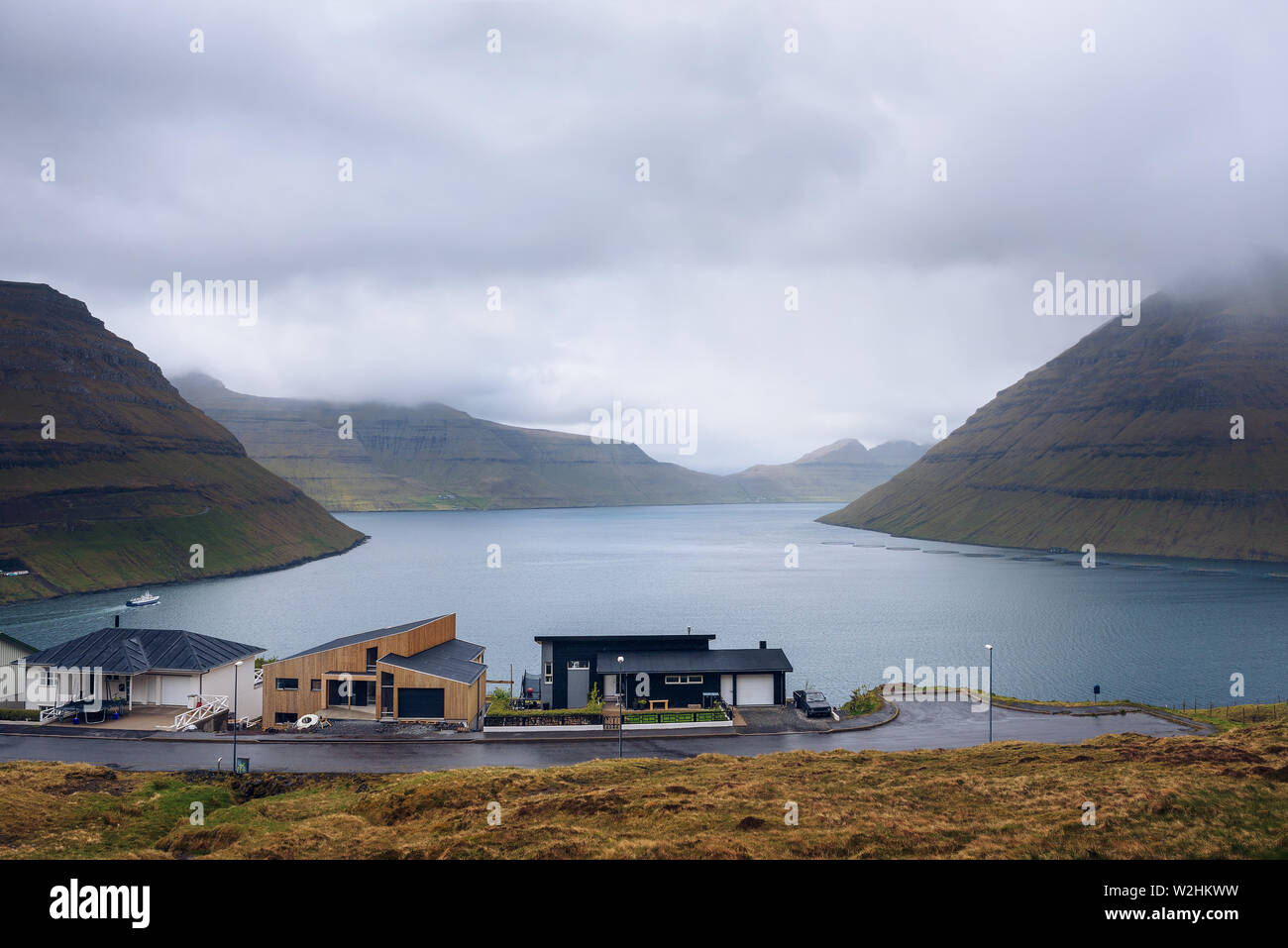 Häuser in Klaksvik mit Blick auf die Fjorde und Berge in den Färöer Inseln Stockfoto