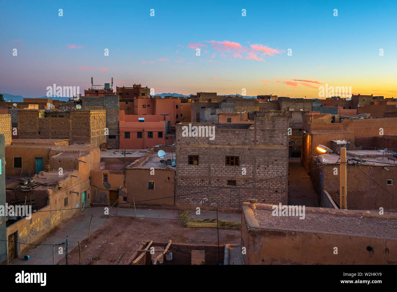 Sonnenaufgang über den Dächern von Ouarzazate in Marokko Stockfoto