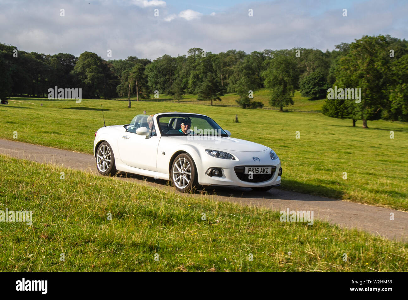 2015 weißer Mazda MX-5 i Roadster Sport TEC bei der Classic Car Rallye - Sonntag, 7. Juli 2019. Mark Woodward’s Mittsommer Classic Car & Bike Show reiste nach Carnforth, um mehr Klassiker, historics, Vintage Motoren und Sammlerstücke auf der diesjährigen Leighton Hall Transport Show zu präsentieren. Eine Gelegenheit, mehr als 500 Oldtimer vergangener Zeiten bei einer der umfangreichsten und vielfältigsten Shows des Sommer-Oldtimer-Events zu sehen. Stockfoto