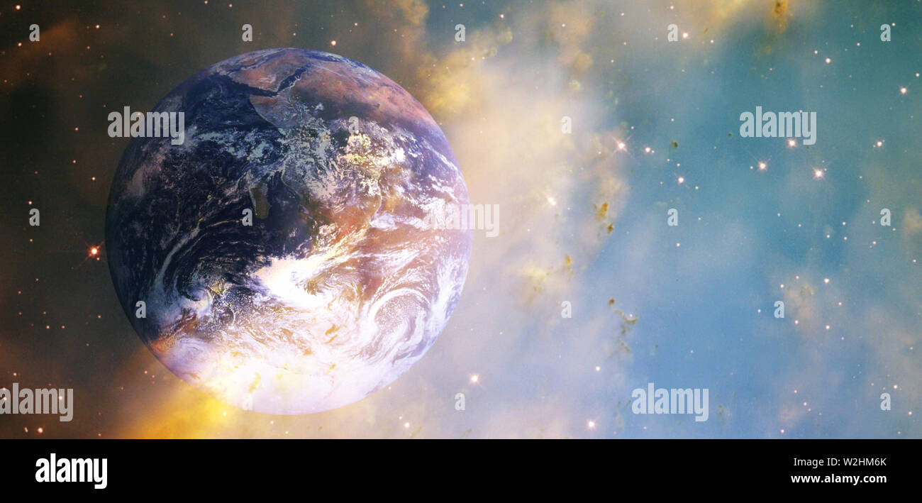 Sonnenaufgang auf der Erde. Planet Erde im Sonnenlicht. Blick vom Platz. Planeten des Sonnensystems. Kosmischer Staub. Mixed Media Stockfoto