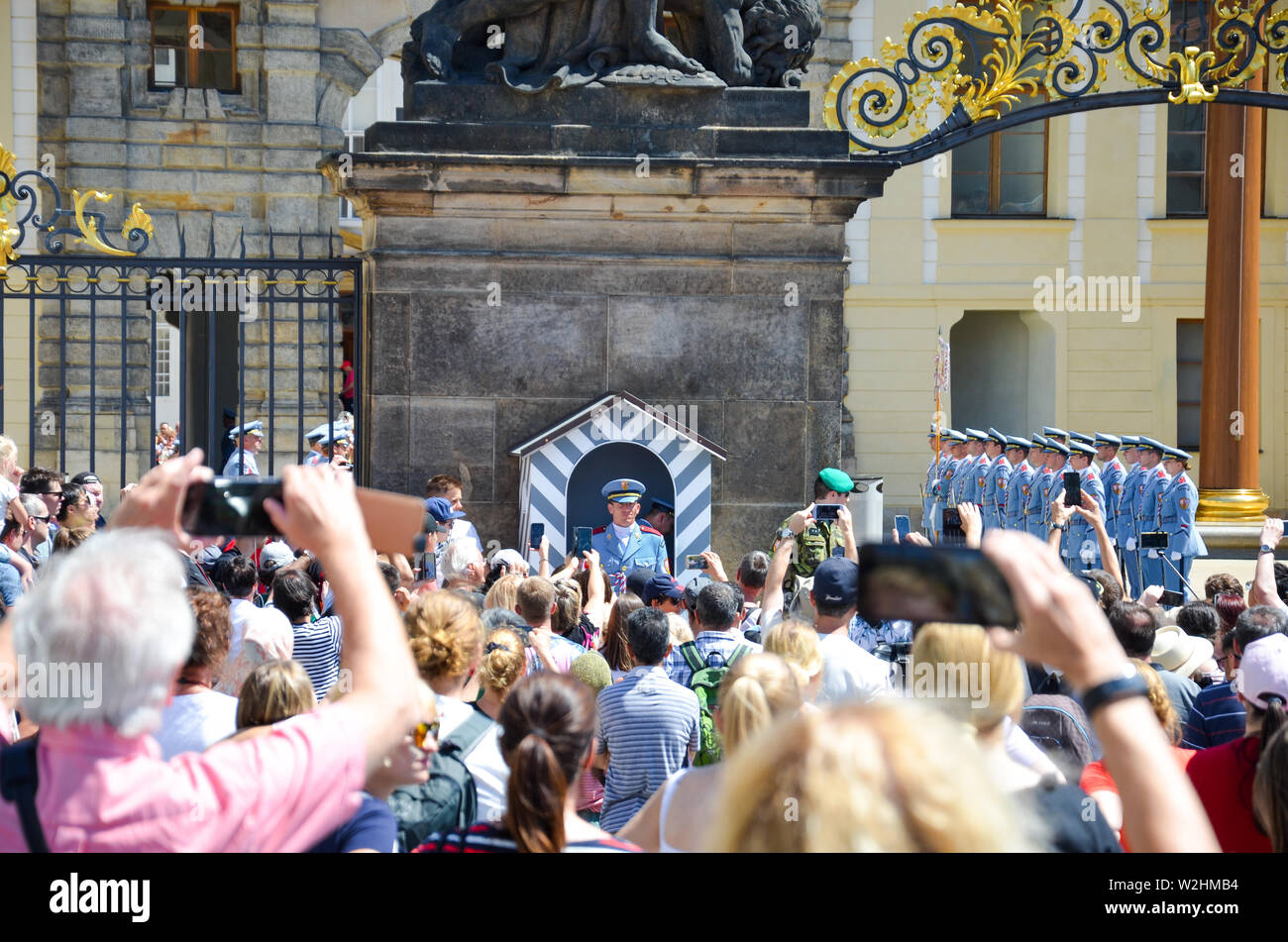 Prag, Tschechische Republik - 27. Juni 2019: Leute beobachten und die Bilder der Palastwache vor der schönen Prager Burg. Guard und der Sitz des tschechischen Präsidenten verteidigen. Armee, Tschechien. Stockfoto