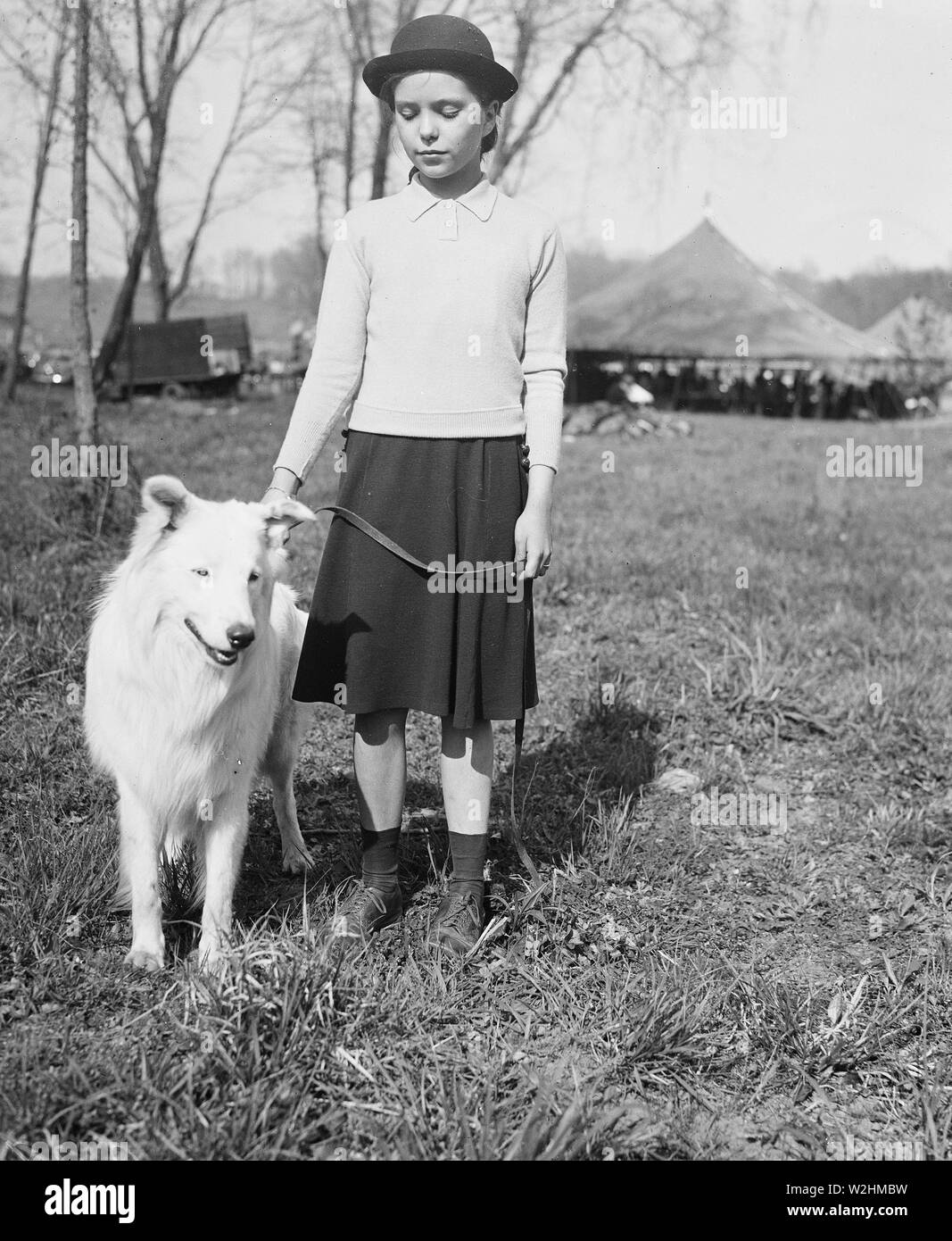 Ein junges Mädchen und ihr Hund kann. April 1936 Stockfoto