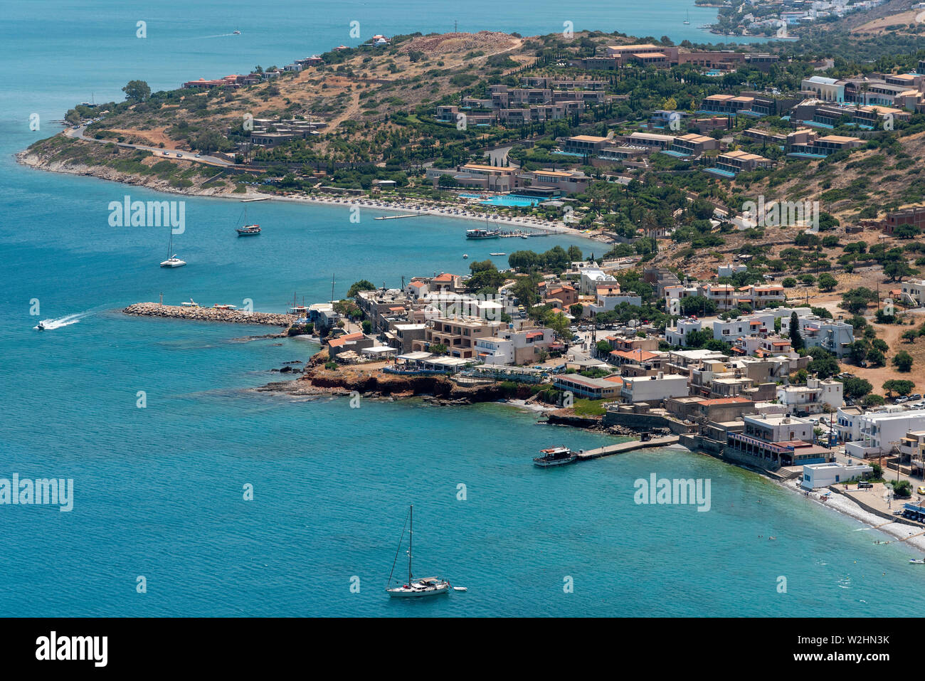 Plaka, Kreta, Griechenland. Juni 2019. Eine Übersicht von einem Berg des Badeortes von Plaka. Fähre verlassen von hier aus, auf der Insel Spinalonga. Stockfoto