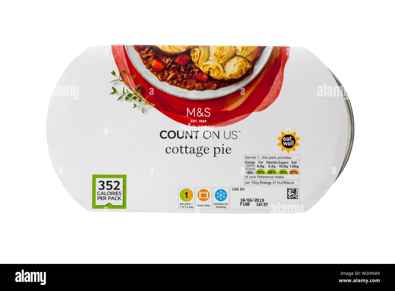 M&S auf uns zählen Cottage Pie Fertiggerichte auf weißem Hintergrund Stockfoto