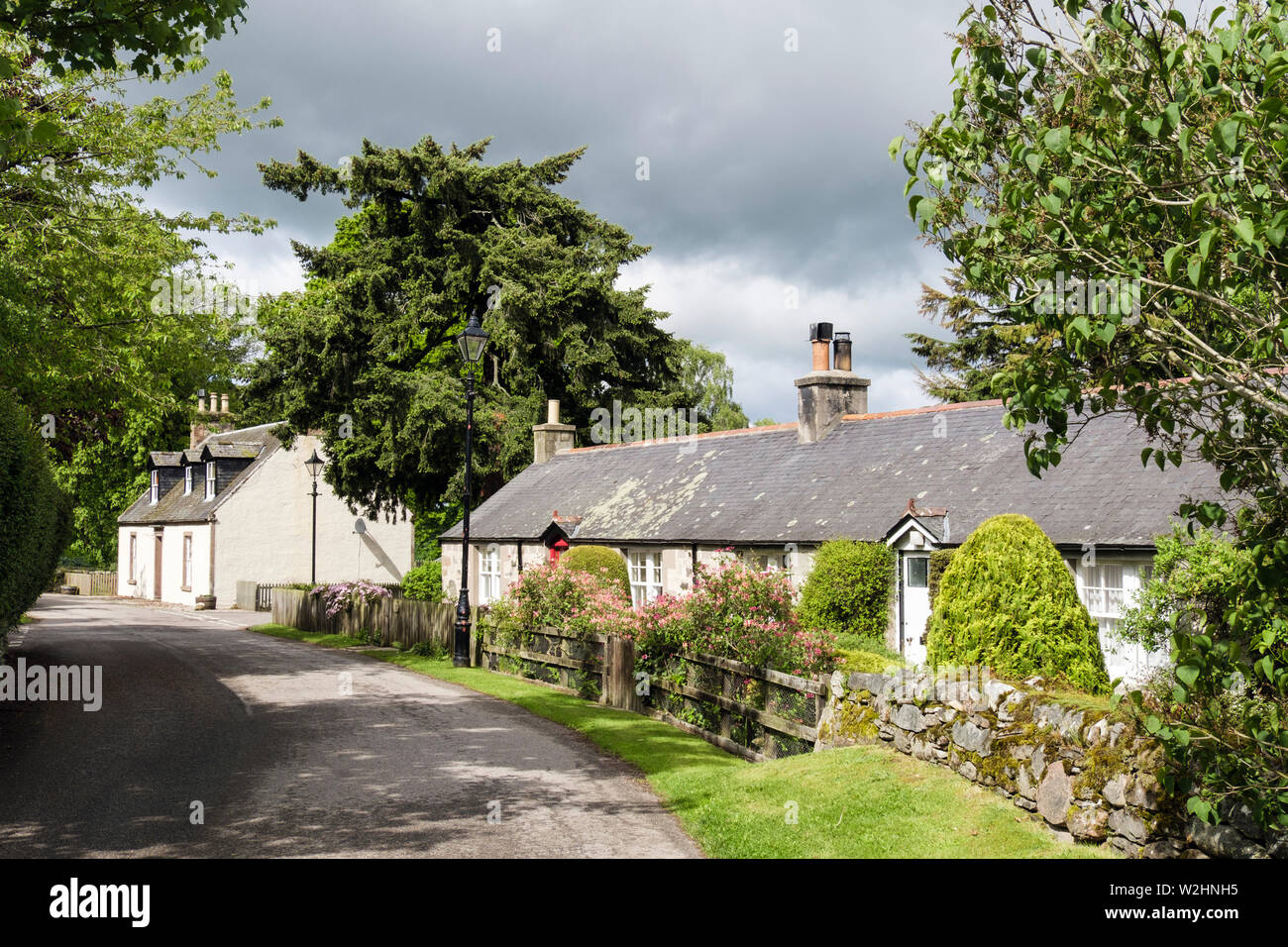 Reihe der traditionellen schottischen Cottages auf der Straße, in der hübschen Erhaltung Dorf in Cawdor Immobilien. Cawdor, Nairn, Inverness-shire, Highlands, Schottland, Großbritannien Stockfoto