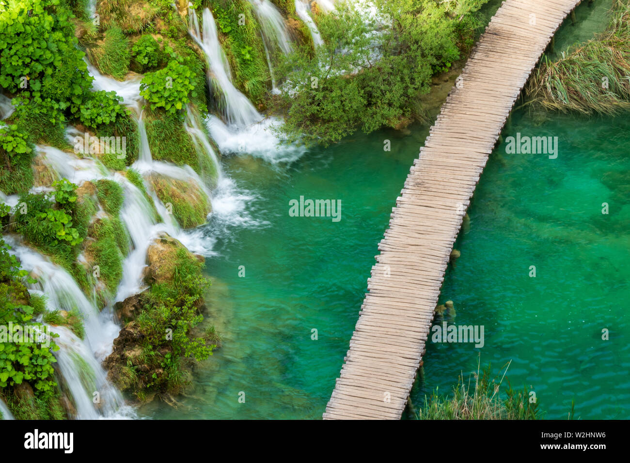 Hetzen, reines, frisches Wasser ergiesst sich die natürliche Hindernisse in  den azurblauen See Kaluđerovac im Nationalpark Plitvicer Seen in Kroatien  Stockfotografie - Alamy