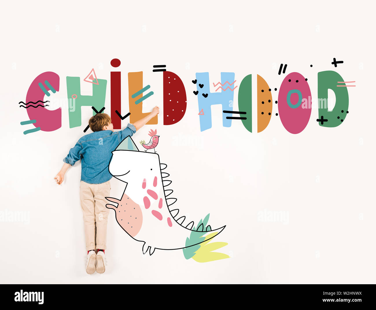 Ansicht von oben cute kid Gestik, die in der Nähe von Kindheit Schriftzug auf weißem Stockfoto