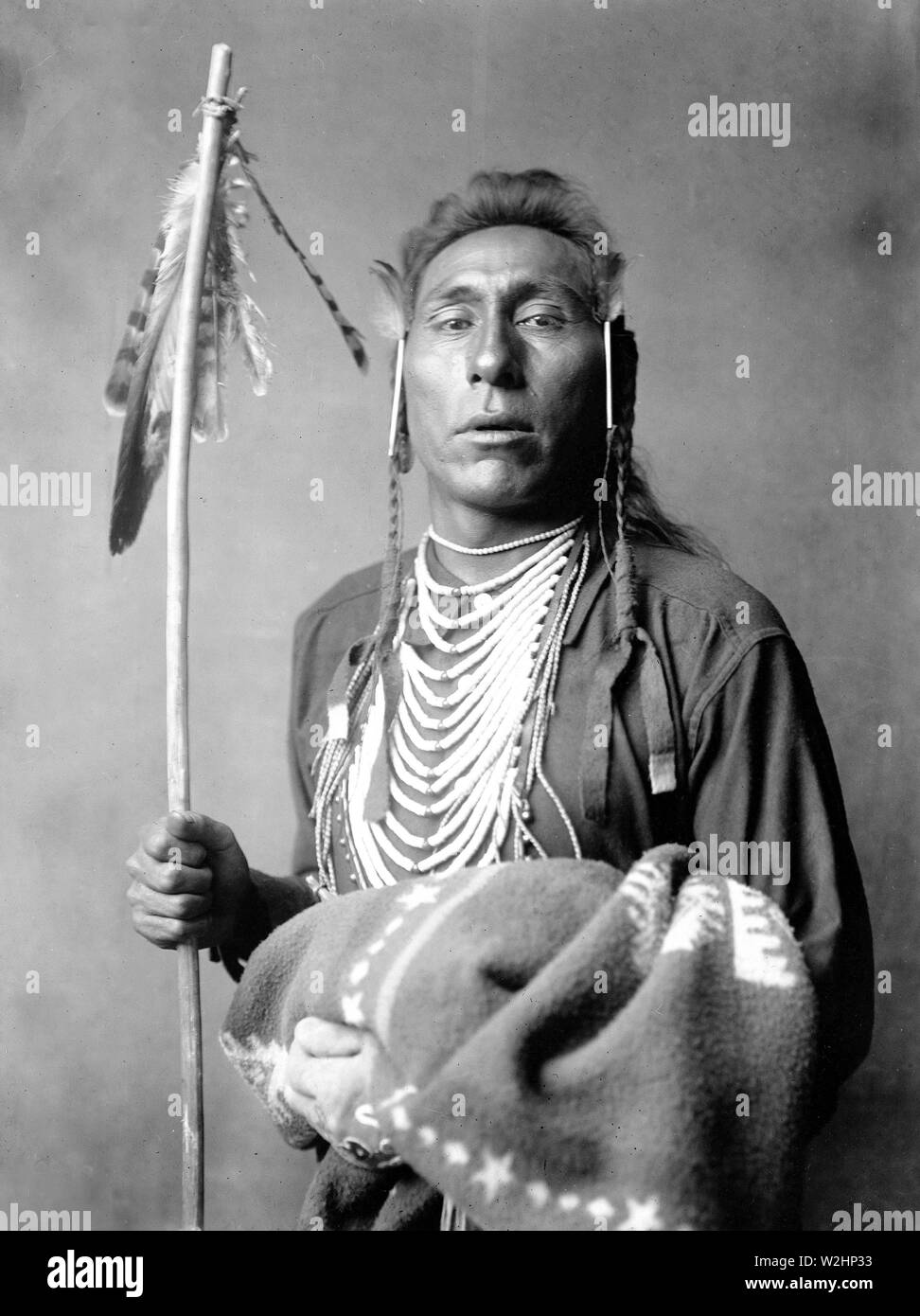 Edward S. Curtis Native American Indians - seine Knie Crow Indian versucht, Ca. 1908 Stockfoto