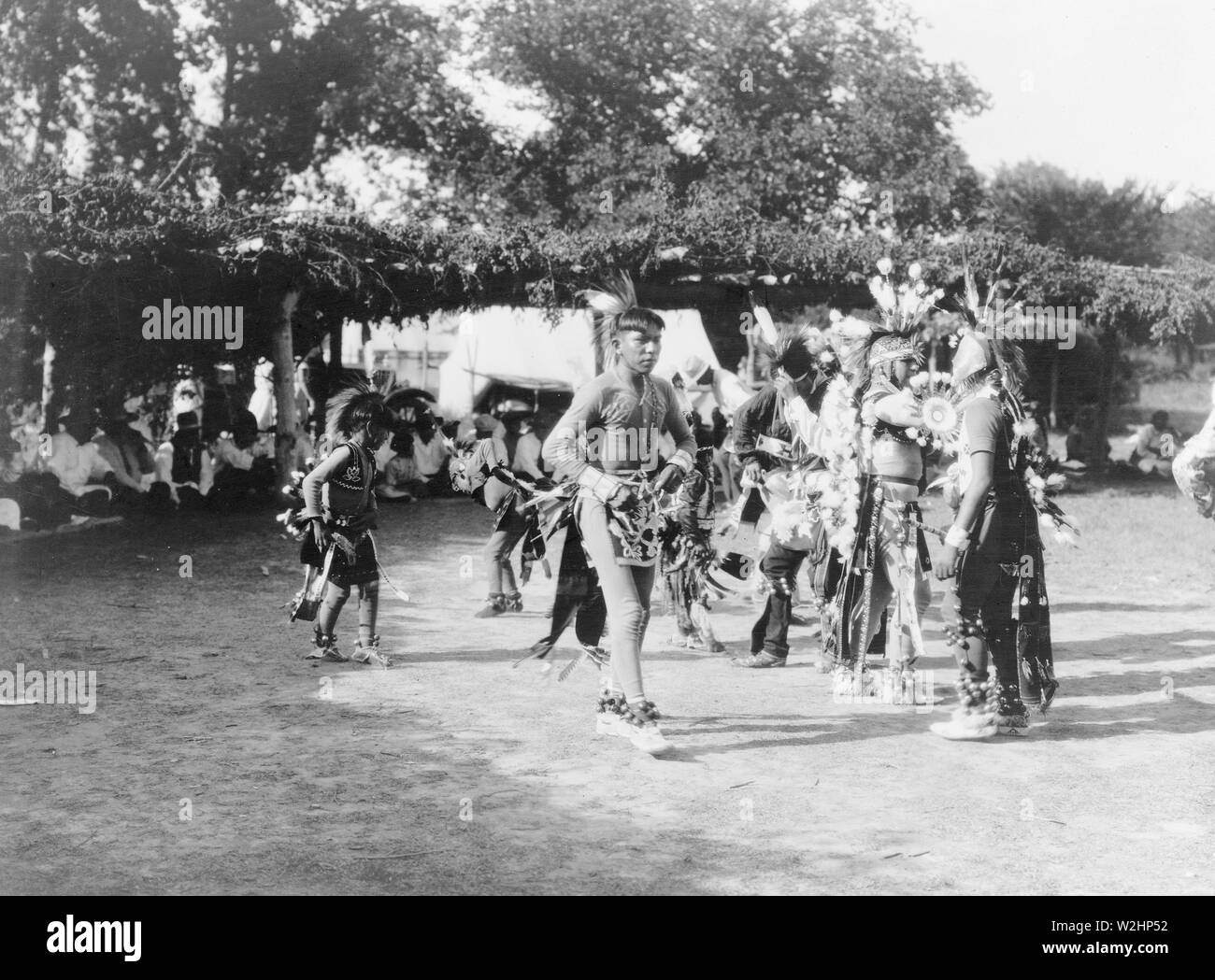 Edward S. Curtis Native American Indians - skidi und Wichita indische Tänzer in den zeremoniellen Kleid Ca. 1927 Stockfoto