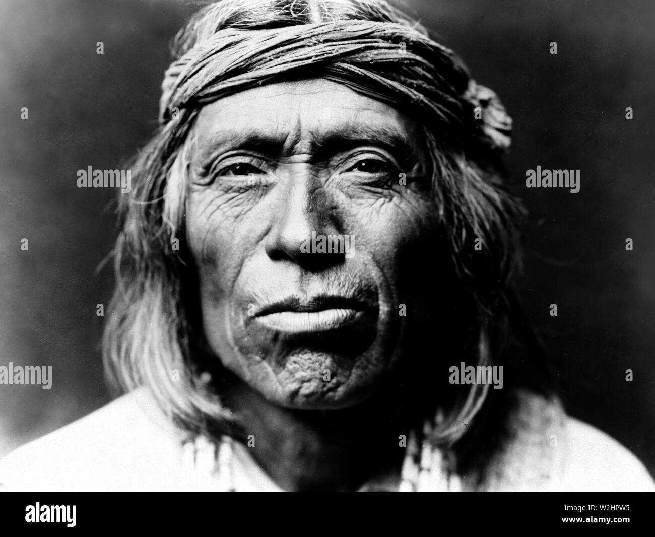 Edward S. Curtis Native American Indians - Portrait von Shiwawatiwa, ein Zuni Indian Ca. 1903 Stockfoto