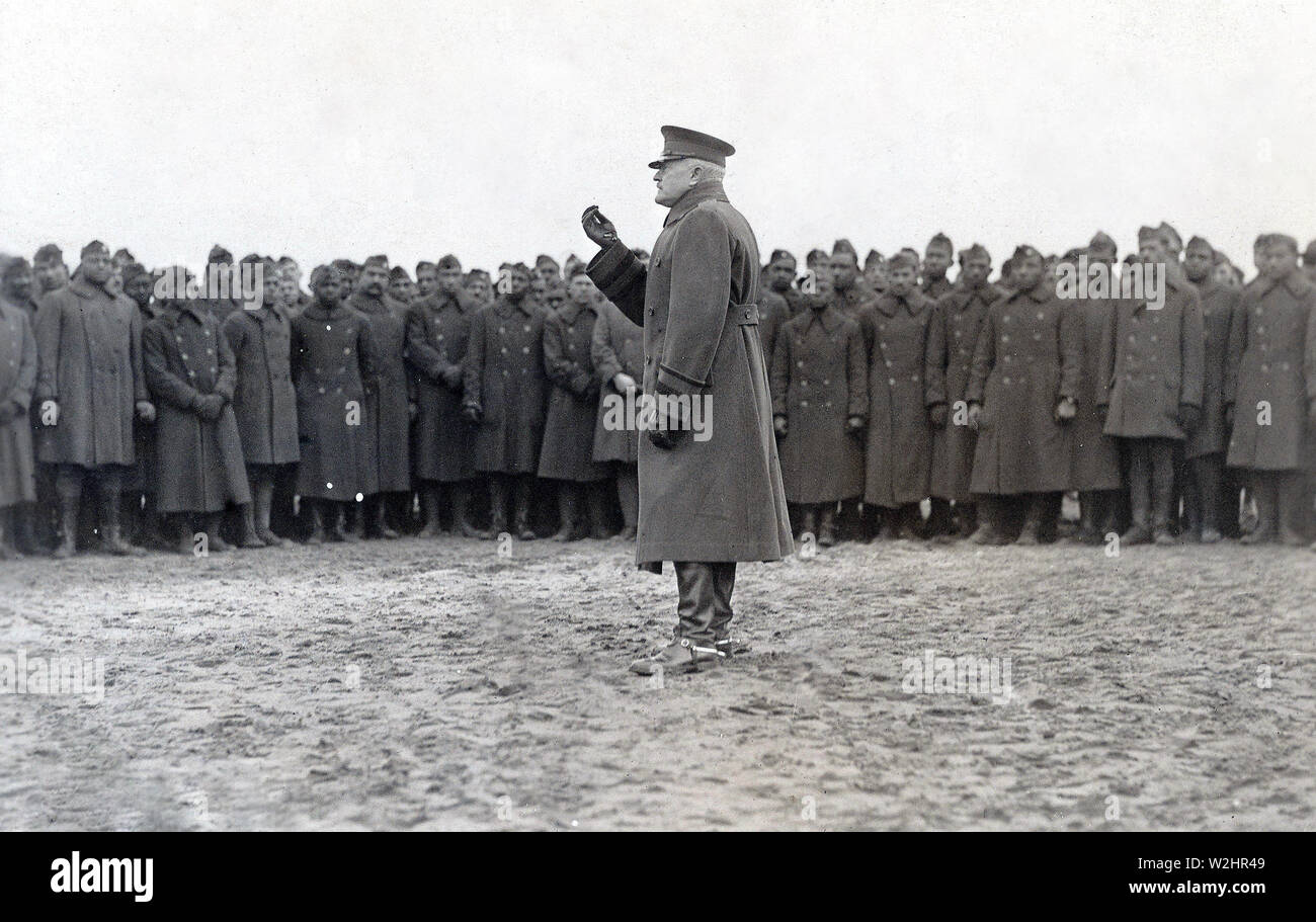 General John J. Pershing, Oberbefehlshaber der A.E.F., Adressierung Offiziere der 92nd Division. Weiterleitung Camp, in der Nähe von Le Mans, Sarthe, Frankreich 1/29/1919 Stockfoto