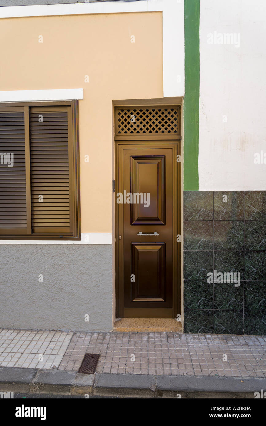 Geschlossen Metall, braunen Tür in einem Wohnhaus. Altes Haus auf der Insel Teneriffa. Stockfoto