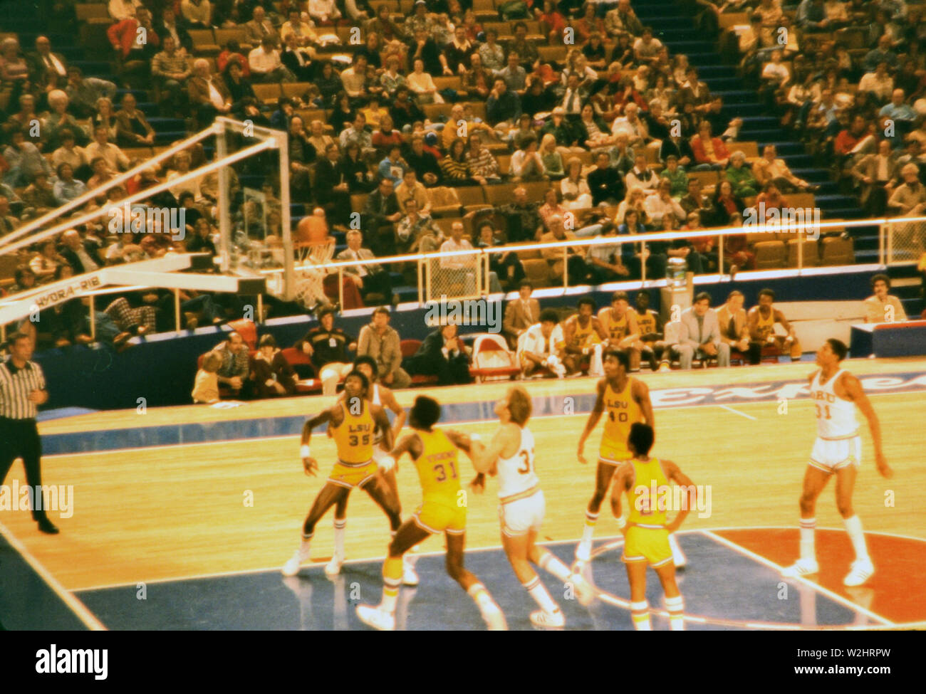 Oral Roberts University Basketball Spieler schießt sich während eines Spiels mit LSU ca werfen. 1977 Stockfoto