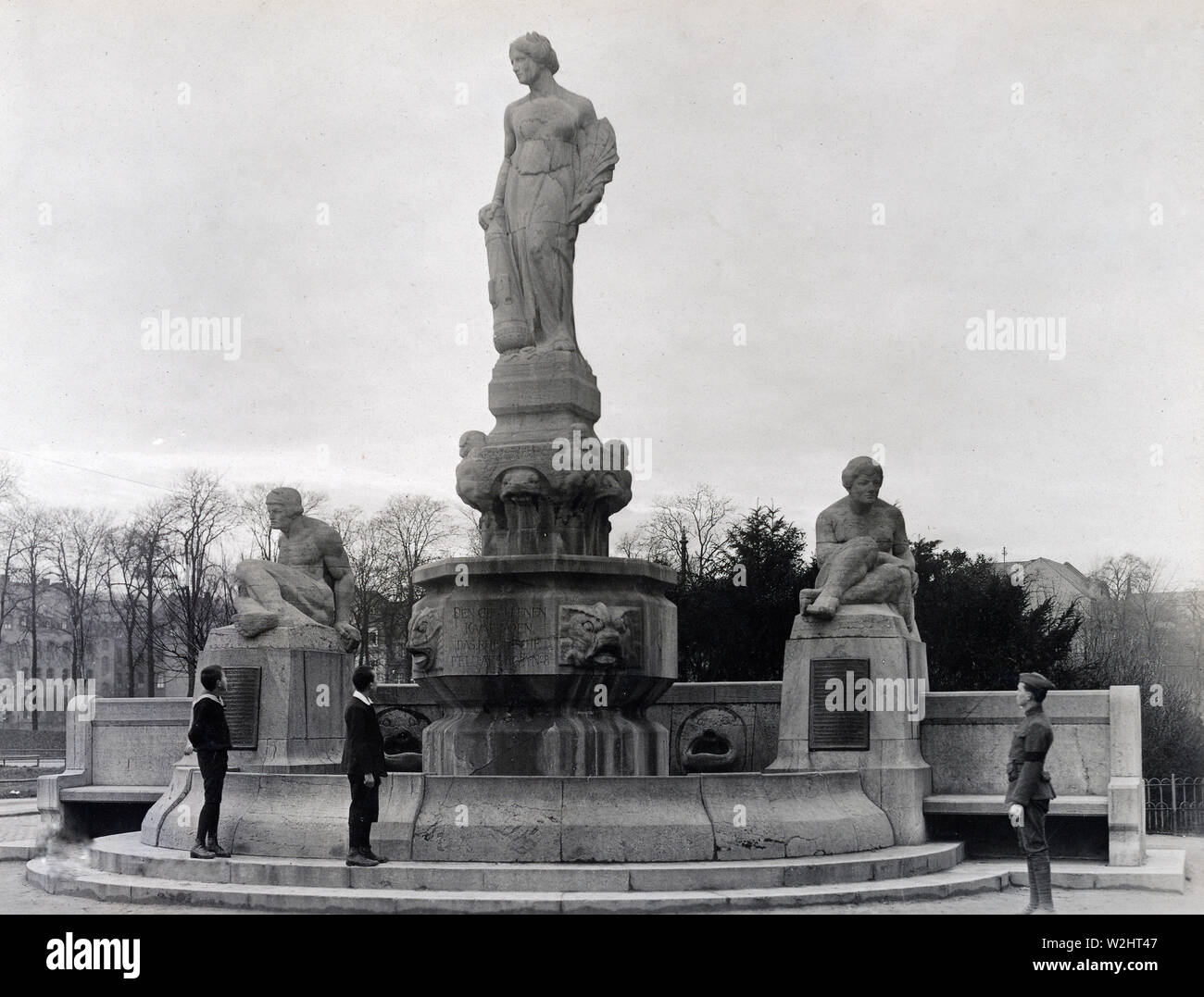 Artillerie Denkmal. Dieses Denkmal steht nur über die Straße von "Stadt Festhalle.' Auf der Statue ist eingeschrieben, 'Den sind Kameraden Feld Kunst --RCM 8.' - Koblenz Deutschland Ca. 1/7/1919 Stockfoto