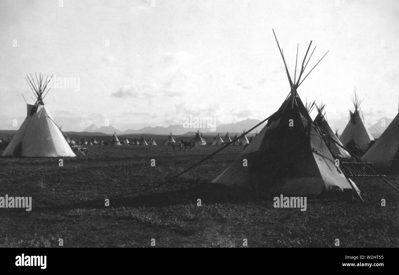 Edward S. Curits Native American Indians - Tipis in einem piegan Indischen Lager Ca. 1900 Stockfoto