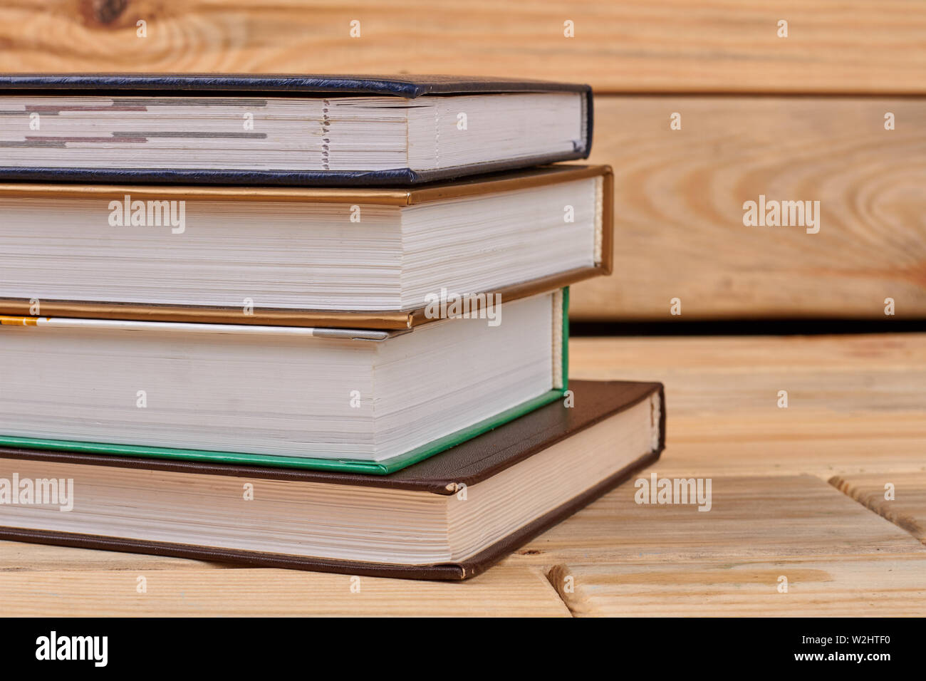 Vier Bücher auf Holzhintergrund. Stockfoto