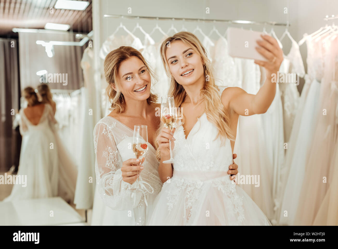 Zwei Bräute ein selfie in einer Hochzeit Salon. Stockfoto