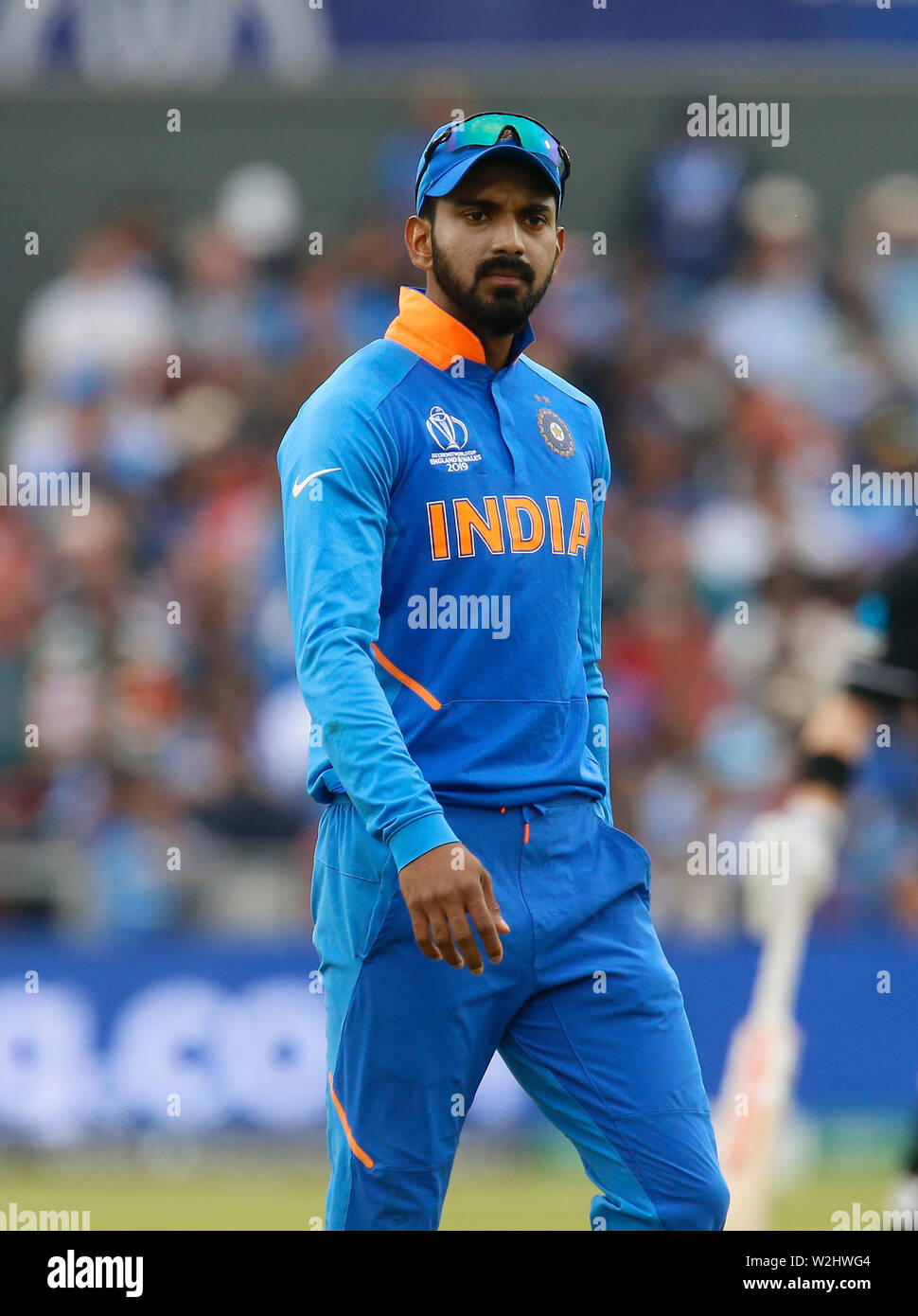 Old Trafford, Manchester, UK. 9. Apr 2019. ICC Cricket World Cup Halbfinale, Indien gegen Neuseeland; KL Rahul von Indien Spaziergänge zurück zu Kredit position: Aktion Plus Sport Bilder/Alamy Live News Credit: Aktion Plus Sport Bilder/Alamy leben Nachrichten Stockfoto