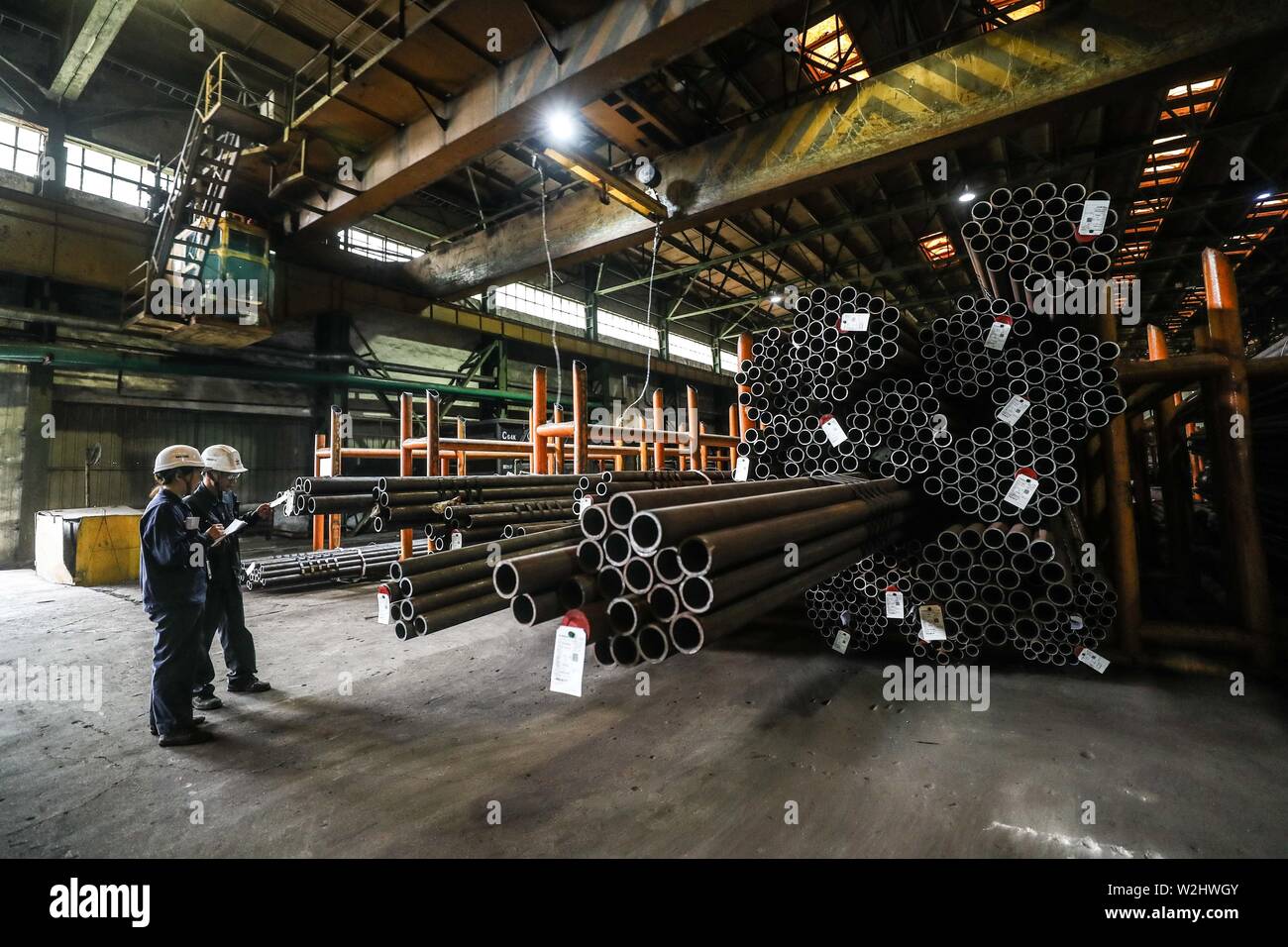 Peking, der chinesischen Provinz Liaoning. 5. Juli, 2019. Arbeitnehmer prüfen nahtlose Rohre aus Stahl in einem Werk von ansteel Group Co., Ltd. in Anshan, Provinz Liaoning im Nordosten Chinas, 5. Juli 2019. Credit: Pan Yulong/Xinhua/Alamy leben Nachrichten Stockfoto Peking, der chinesischen Provinz Liaoning. 5. Juli, 2019. Arbeitnehmer prüfen nahtlose Rohre aus Stahl in einem Werk von ansteel Group Co., Ltd. in Anshan, Provinz Liaoning im Nordosten Chinas, 5. Juli 2019. Credit: Pan Yulong/Xinhua/Alamy leben Nachrichten Stockfoto
