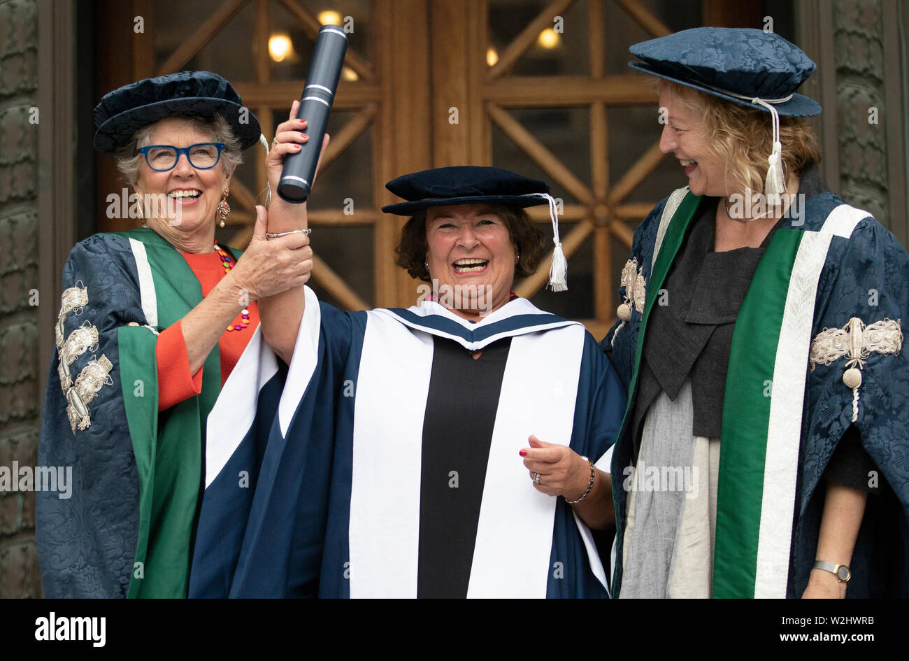 Prue Leith (links), Kanzler der Queen Margaret University und Richter auf der Hit-TV-Serie "Der Große Britische Backen aus', Verband ehrenamtlich Absolvent Mairi O'Keefe (Mitte) und Professor Petra Wend (rechts), an die Usher Hall, Edinburgh. Stockfoto