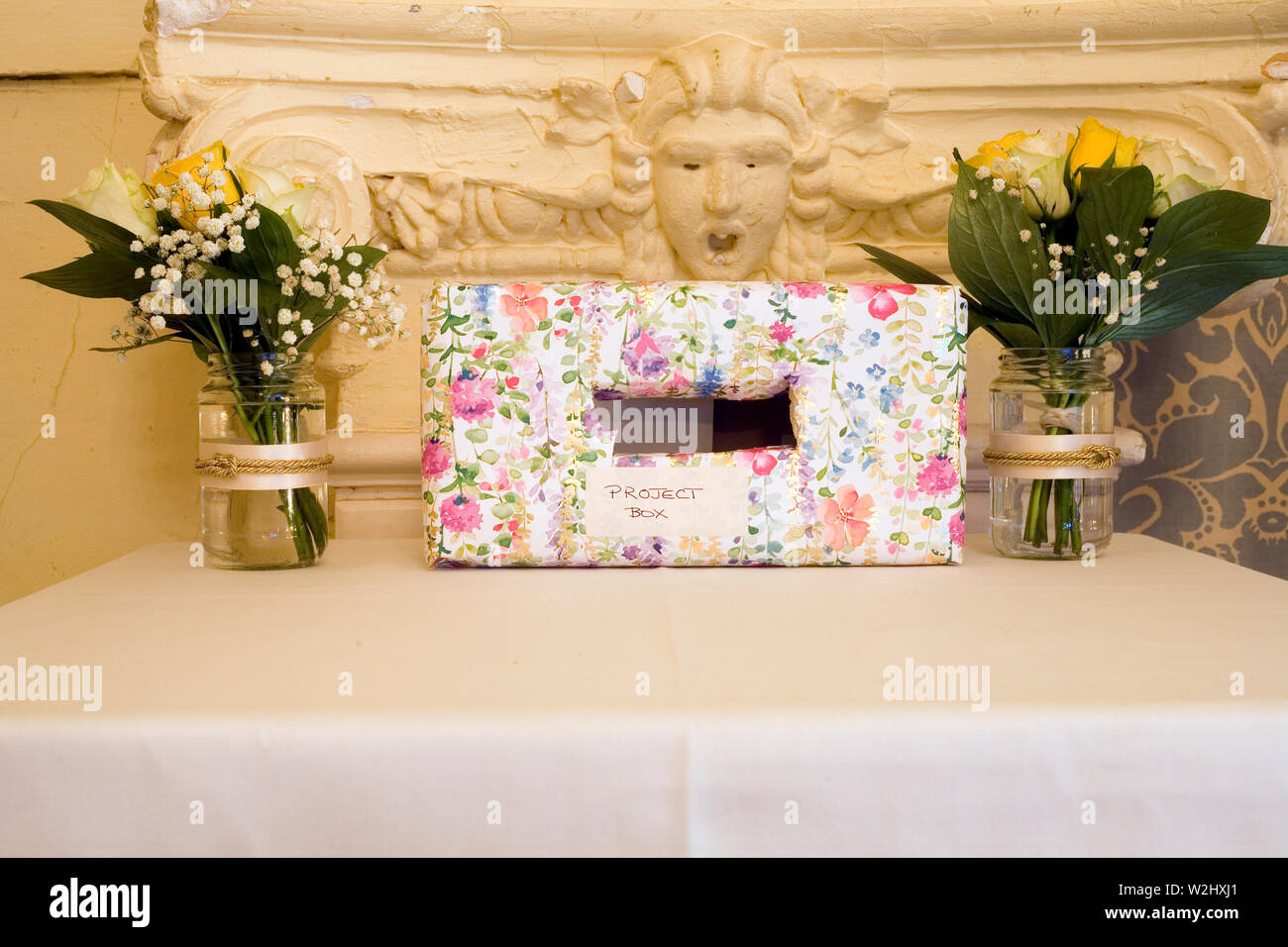 Eingerichtet im Feld Vorschläge und Gläser Blumen am Goldenen Hochzeit ein paar Party Stockfoto