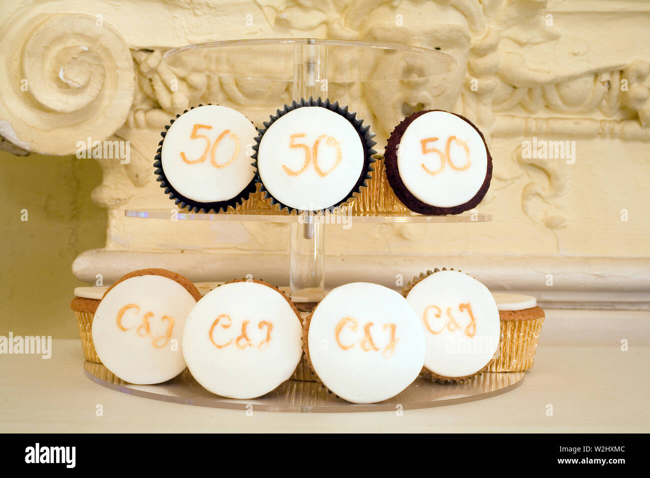 Schichten von Mini iced Kuchen auf der 50th Hochzeit Jahrestag ein paar Party Stockfoto