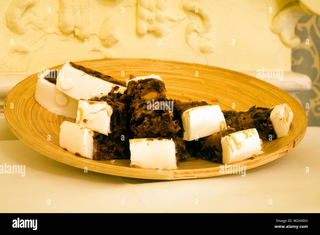 Stücke vonschneiden iced Kuchen auf hölzerne Schüssel zum 50. Hochzeitstag party Stockfoto