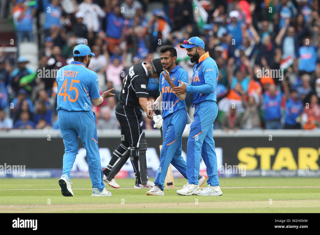 Manchester, Großbritannien. 9. Juli 2019. Indiens Yuzvendra Chahal feiert mit Rohit Sharma und Virat Kohli nach Entlassung Neuseelands Kane Williamson während der ICC Cricket World Cup 2019 Übereinstimmung zwischen Indien und Neuseeland im Old Trafford, Manchester am Dienstag, den 9. Juli 2019. (Credit: Mark Fletcher | MI Nachrichten) Credit: MI Nachrichten & Sport/Alamy leben Nachrichten Stockfoto