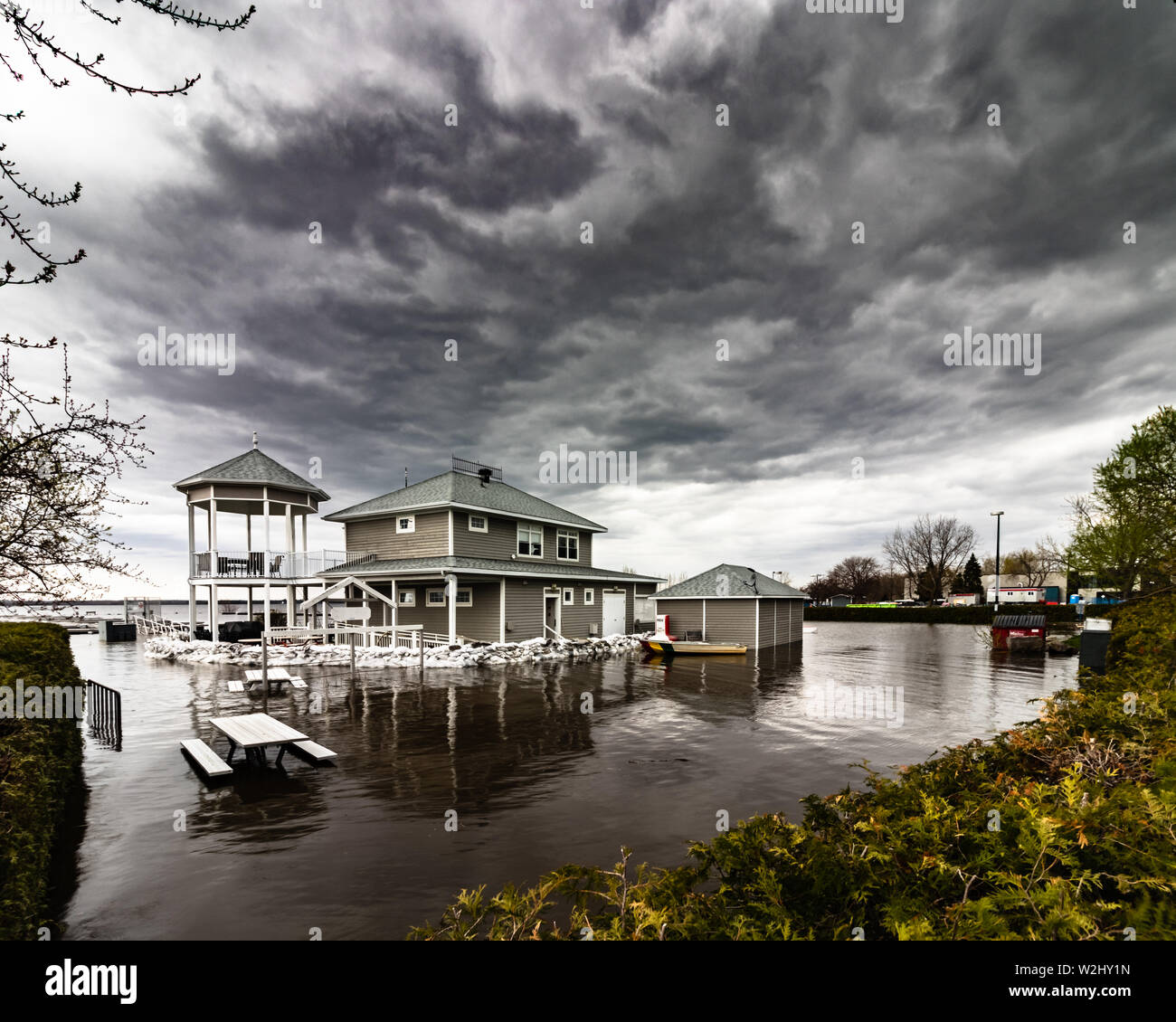 Gebäude unter Wasser unter ständig steigendem Wasserstand Stockfoto