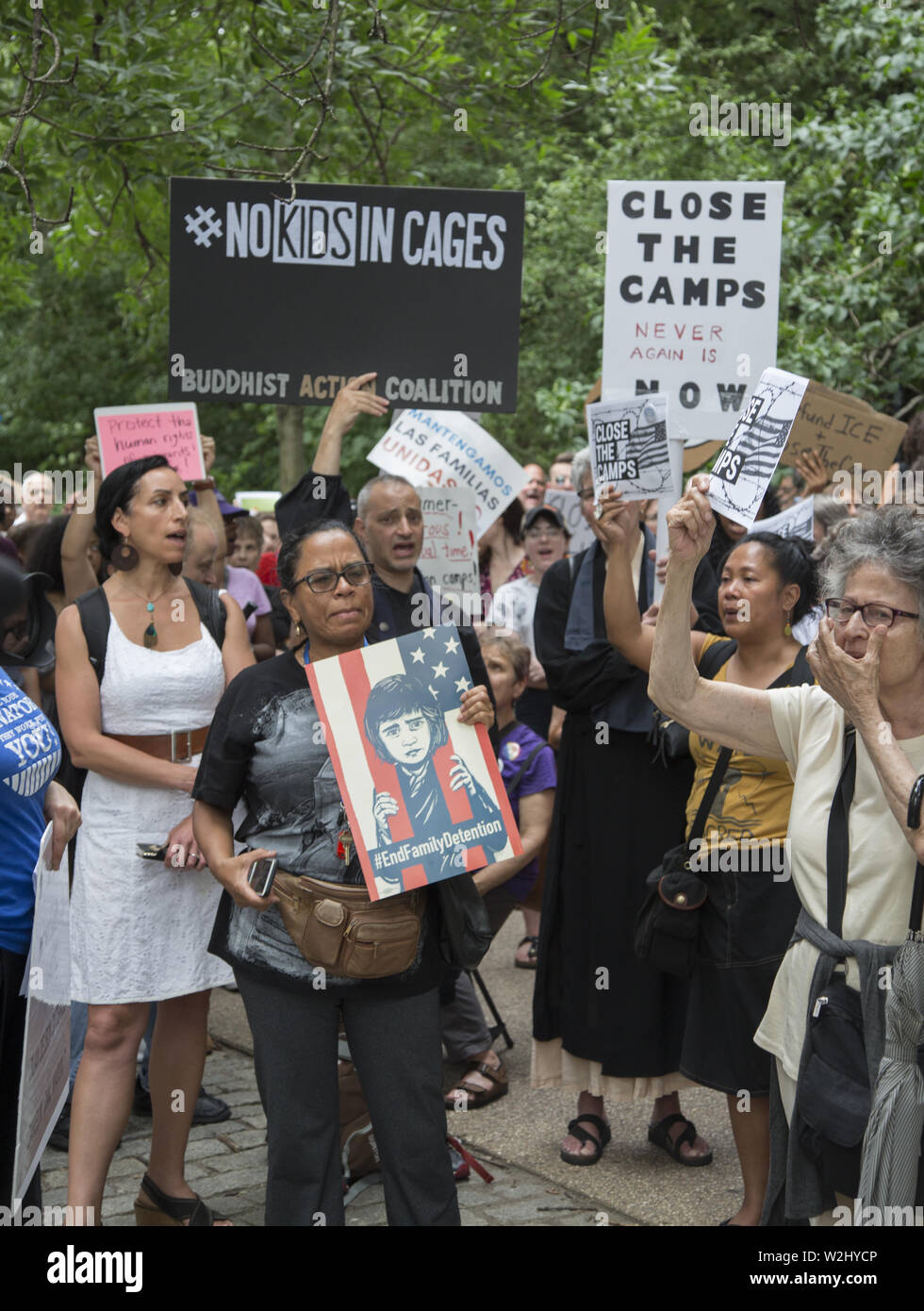 New Yorker sammeln über die Straße von Senator Chuck Schumer's Home in Park Slope, Brooklyn, NY auf nationaler Tag des Protestes in Bezug auf die Art und Weise, Asylbewerber, insbesondere Kindern in interment Lagern entlang der US-mexikanischen Grenze behandelt werden. Die Regierung ist nicht schnell genug, um die unmenschlichen Bedingungen dort zu lindern. Sie skandierten "in der Nähe der Camps". Stockfoto