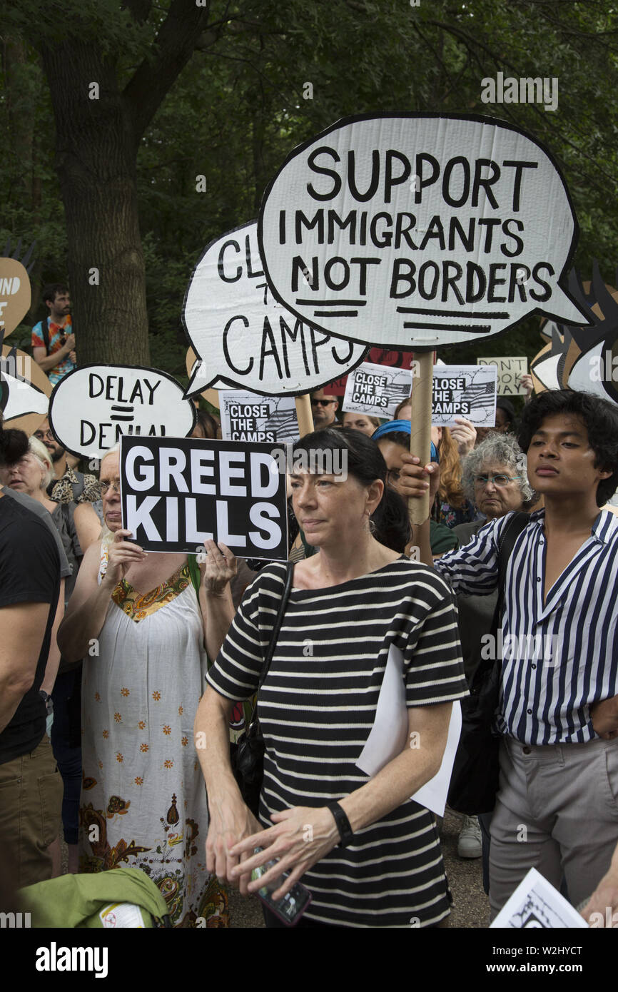 New Yorker sammeln über die Straße von Senator Chuck Schumer's Home in Park Slope, Brooklyn, NY auf nationaler Tag des Protestes in Bezug auf die Art und Weise, Asylbewerber, insbesondere Kindern in interment Lagern entlang der US-mexikanischen Grenze behandelt werden. Die Regierung ist nicht schnell genug, um die unmenschlichen Bedingungen dort zu lindern. Sie skandierten "in der Nähe der Camps". Stockfoto