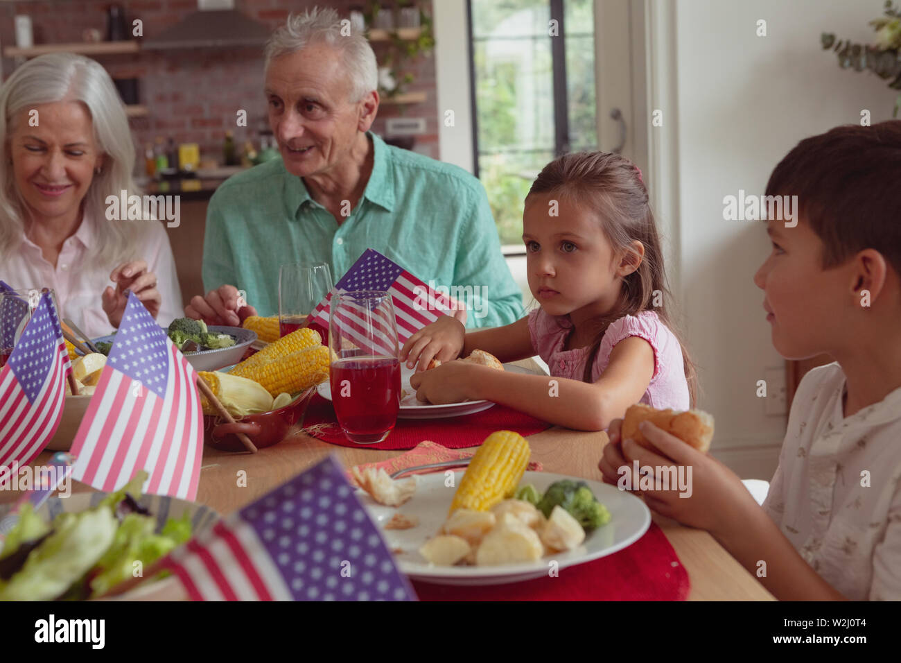 Multi-Generation, Familie in Essen am Esstisch zu Hause Stockfoto