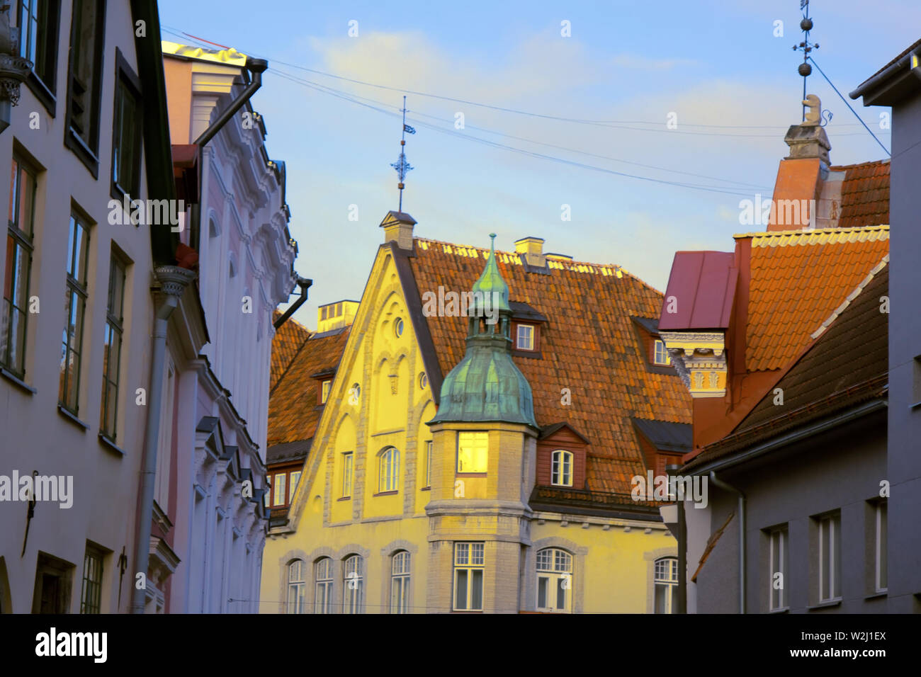 Altstadt von Tallinn (Tallinna vanalinn, Deutschen Ordens, World Heritage List, 14. Jahrhundert), Festung Mauern, Türme mit konischen roten Dächer und engen Gassen Stockfoto